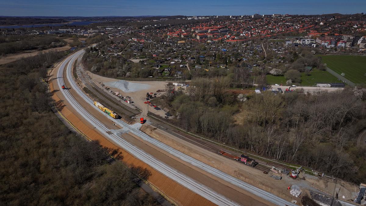 Strækningen fra Aarhus mod nord har været spærret i tre måneder mens bl.a. Broen L er blevet revet ned.
