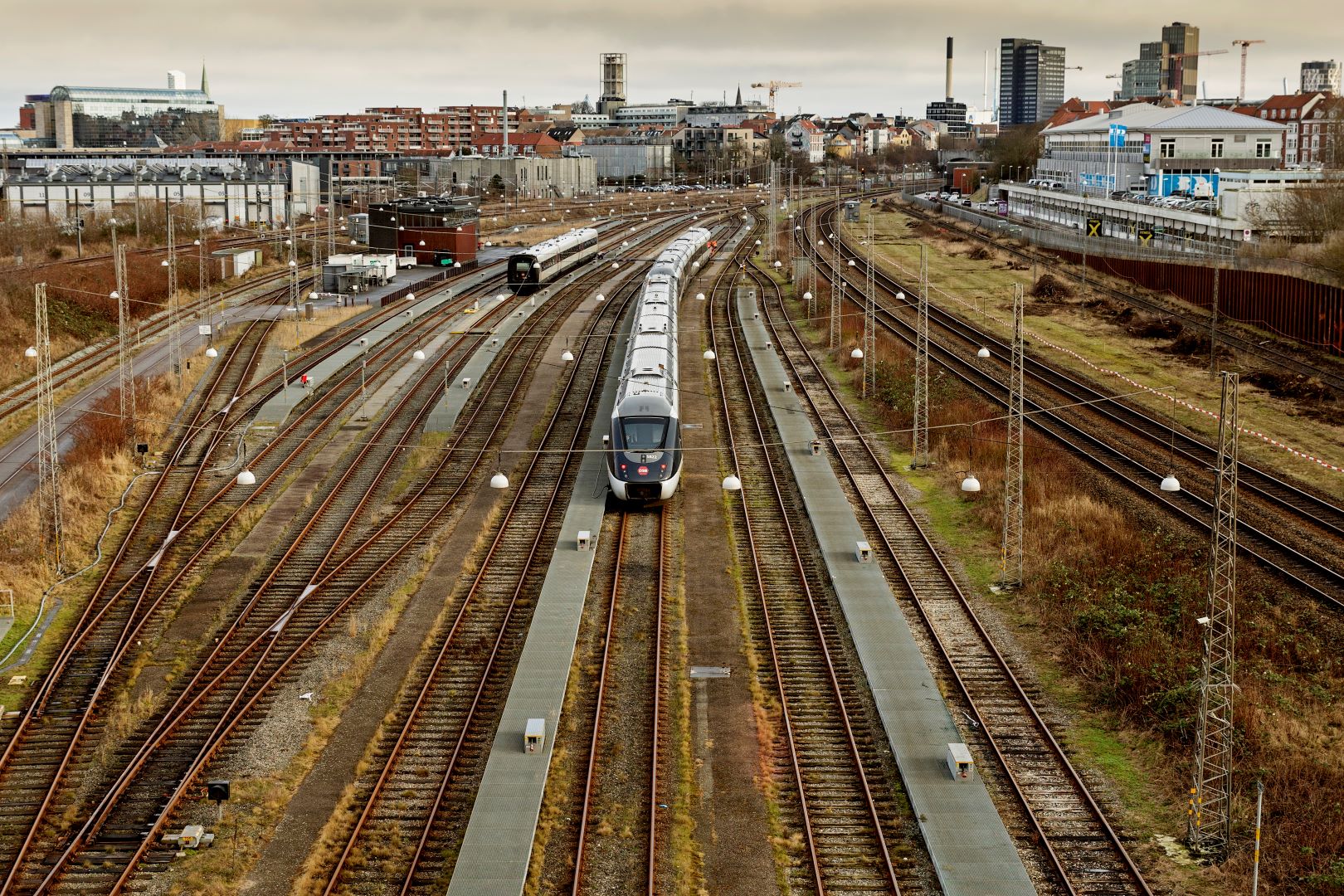 Tog på vej ind på Aarhus Hovedbanegård