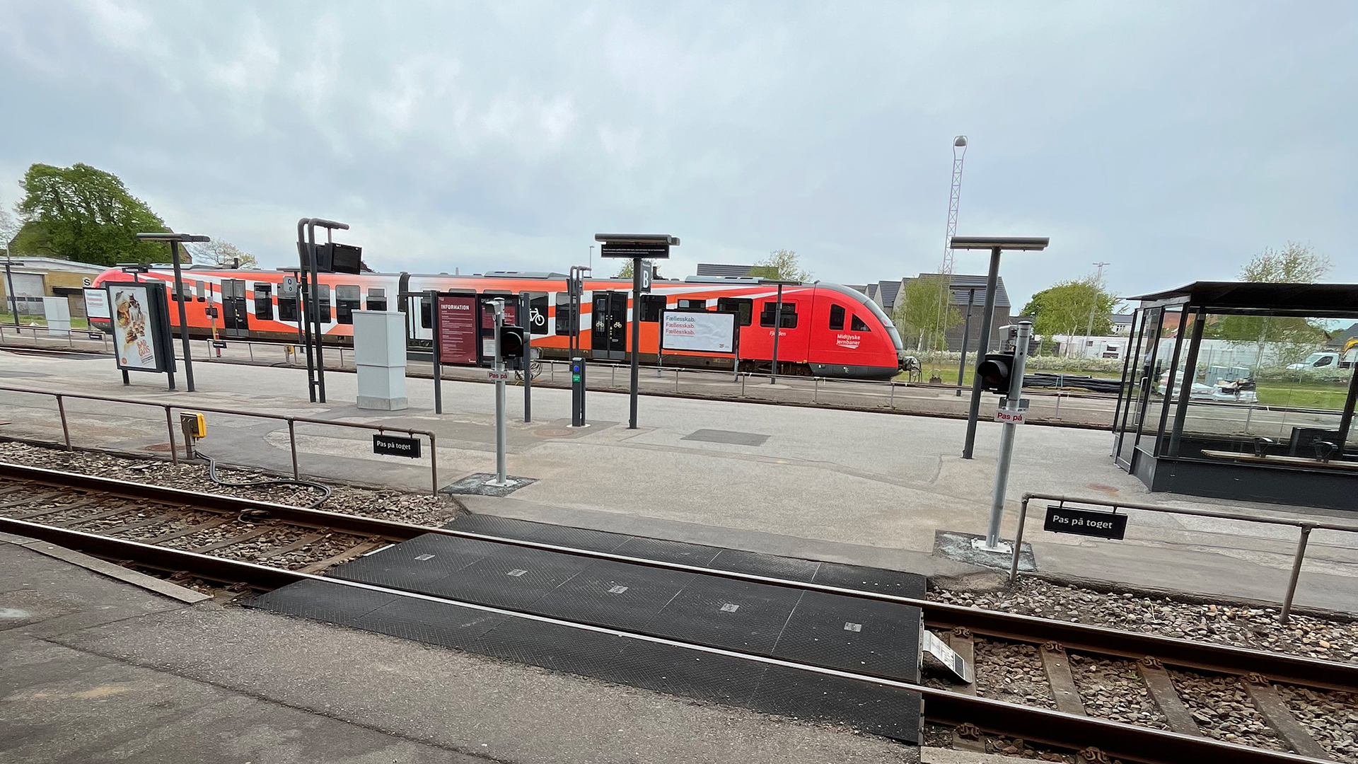 Nyt signalsystem i Jylland. Tog og stopskilt.