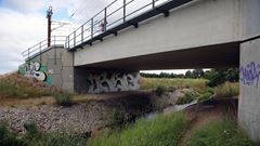 Den nye bane krydser over Vejleå på en lille jernbanebro i Ishøj.