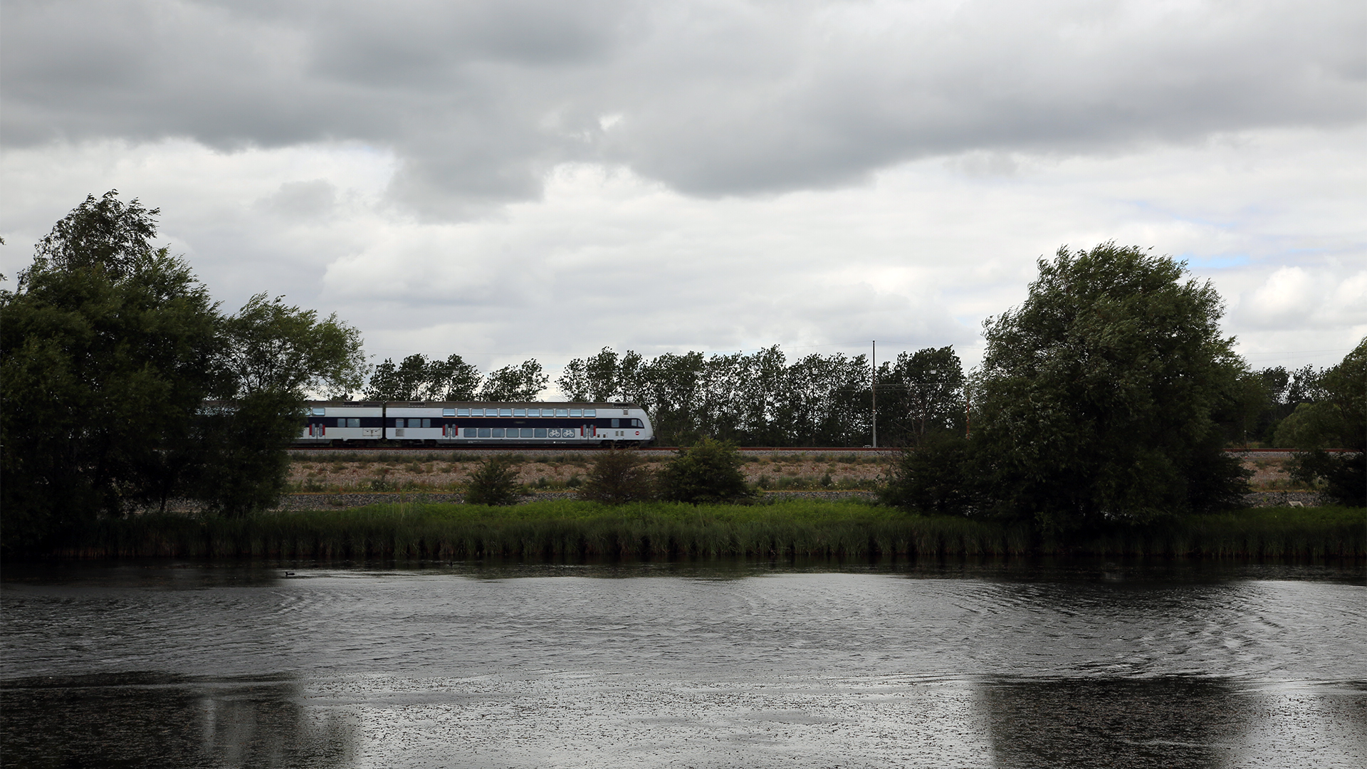 Sti langs med Vallensbæk Sø.