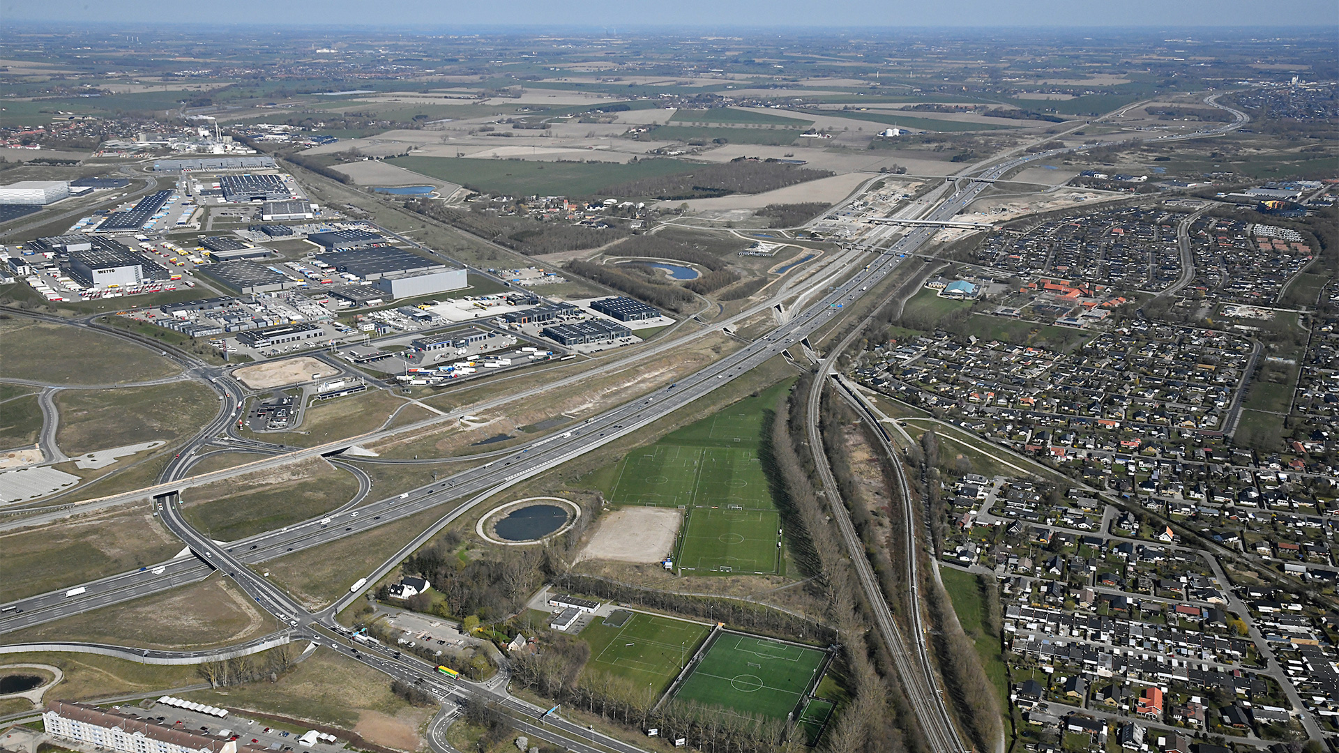 Køge Bugt Banen med Køge Nord Station i baggrunden Køge Bugt Banen set fra Ølby med Køge Nord Station i baggrunden.