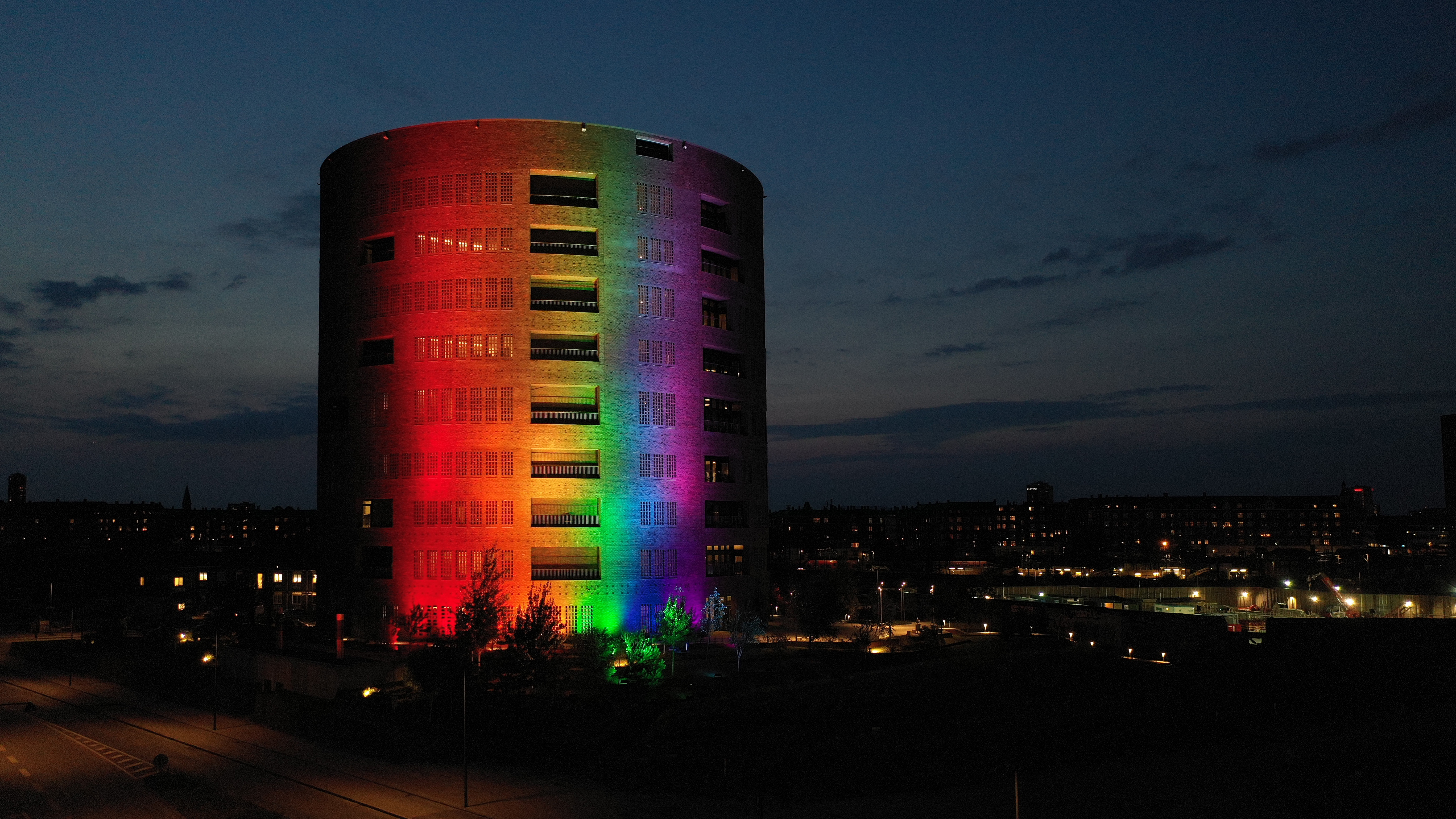 Trafiktårn Øst oplyst i regnbuefarver