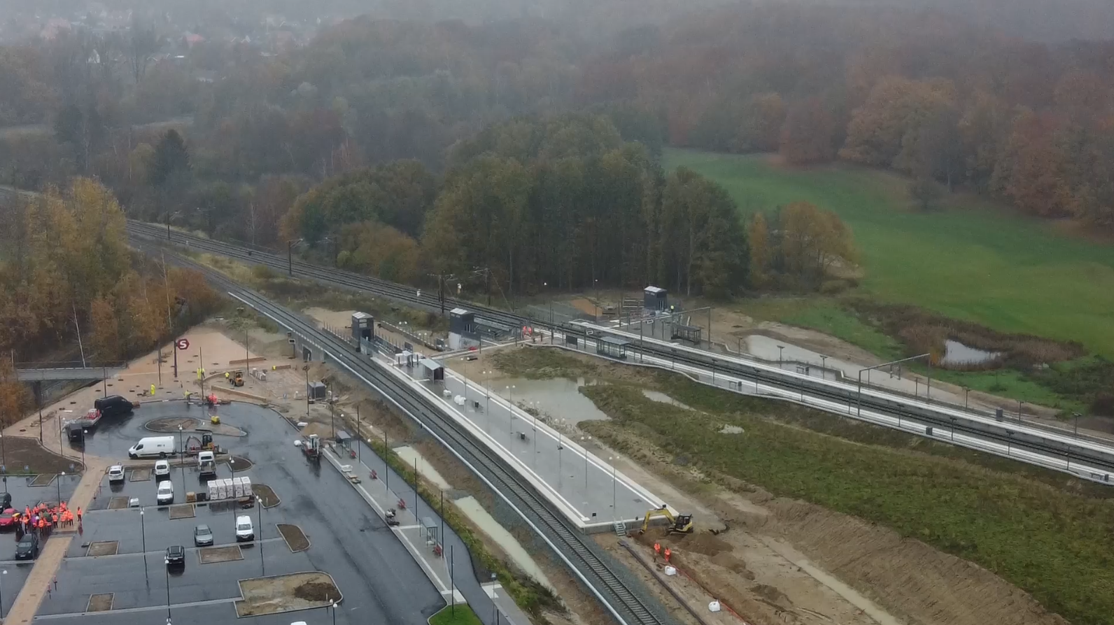 Dronebillede af Favrholm station oppefra, hvor man ser Frederiksværkbanen og S-banen, der møder hinanden. 